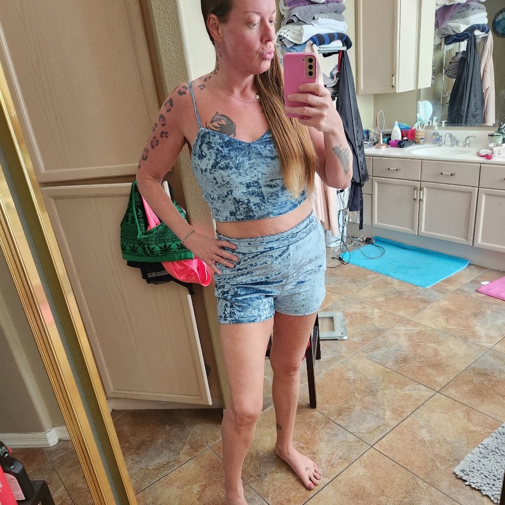 Looking for this BUFFBUNNY CRUSHED VELVET SET IN L IN OTHER COLORS